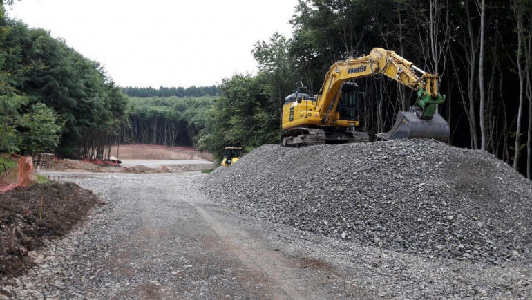 14 KILOMETER STRASSENBAU FÜR ERSTE 18 WINDANLAGEN